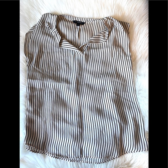 *SOLD**Banana Republic Top - Picture 5 of 6
